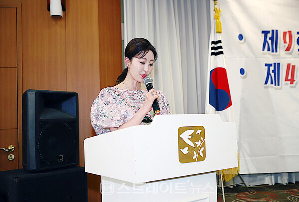 ▲월드 슈퍼퀸 한복모델대회 3기 한복 미시즈 퀸 출신인 쇼호스트 강진선이 사회를 맡아 진행했다.(2023 슈퍼퀸 수상자 리셉션) / 양용은 기자 taeji1368@naver.com