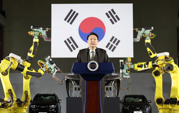 윤석열 대통령이 11일 경기도 화성시 기아 오토랜드 화성에서 열린 전기차 전용공장 기공식에서 축사를 하고 있다.(사진=연합뉴스)