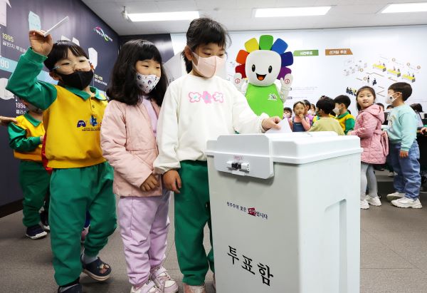 총선을 1년 앞둔 지난 10일 오전 경기도 수원시 경기도선거관리위원회에서 열린 '팡팡! 신나는 선거 교실'에서 어린이들이 투표 체험을 하고 있다.(사진=연합뉴스)