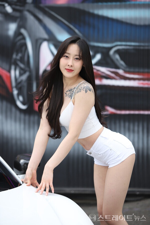 ▲‘퍼니지컴퍼니 신인 모델 쇼케이스’ 행사에서 신인 모델 미나가 카메라를 향해 포즈를 취하고 있다. / 양용은 기자 taeji1368@naver.com