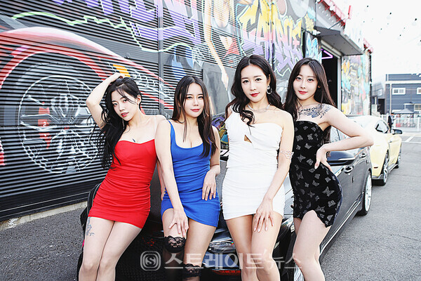 ▲‘2023 퍼니지컴퍼니 신인 모델 쇼케이스’ 행사에서 신인 모델 (왼쪽부터) 미나-윤하나-윤하늘-예나가 포즈를 취하고 있다. / 양용은 기자 taeji1368@naver.com