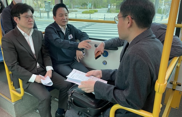 김병수 김포시장과 원희룡 국토부 장관이 17일 오전 70번 버스에 올라 골드라인 혼잡률 단기 대책을 점검하고 있다./사진=김포시청