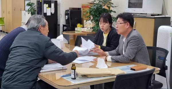 김포시청 민원상담 중인 조근환 종합허가과장./사진=김포시청.