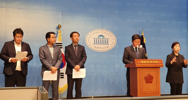 더불어민주당 주거복지특별위원회(홍기원 위원장)가 17일 11시 20분 국회소통관에서 주거복지특위 1호 과제인 부동산 지역규제 개편방안 발표 기자회견을 열고, 복잡한 ‘부동산 3종 지역규제’ 규제 개편으로 부동산시장 기능을 강화하겠다고 밝히고 있다(사진=이제항 선임기자)