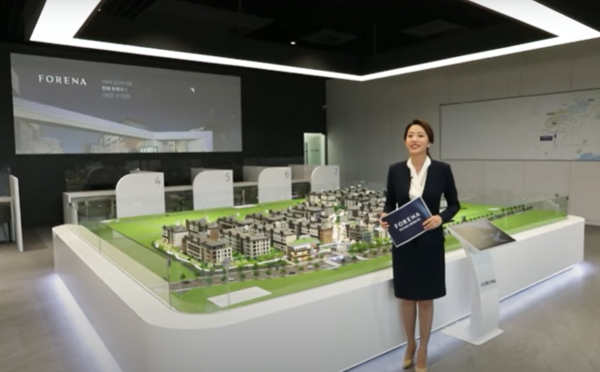 한화가 제주 서귀포시 대정읍에 분양 중인 총 503가구의 중대형 대단지 아파트 ‘포레나 제주에듀시티’의 모형