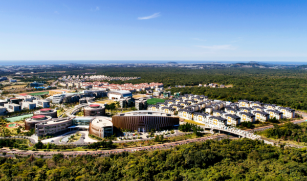 포레나 제주에듀시티와 승용차로 5분 거리에 자리한 제주영어교육도시 전경.(제주영어교육도시 제공)