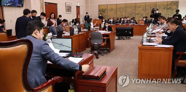 국회 문화체육관광위 홍익표 위원장이  22일 상임위 전체회의를 주재하고있다(사진=연합뉴스).