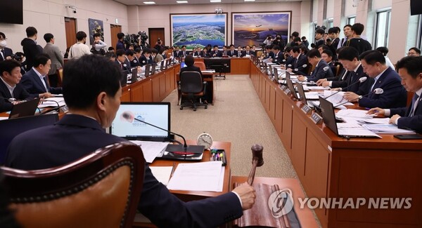 국회 국토교통위 김민기 위원장이 상임위 전체회의를 주재하고 있다(사진=연합뉴스).