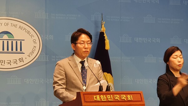 국회사무처 정환철 공보기획관은 국회소통관 정례브리핑을 통해 상임(특)위 일정 등을 발표하고 있다(사진=이제항 선임기자)