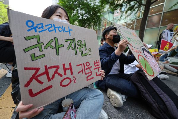 시민들이 지난 22일 오후 서울 종로구청입구교차로 인근에서 정부의 우크라이나 군사 지원을 반대하며 손팻말을 들고 있다.(사진=연합뉴스)