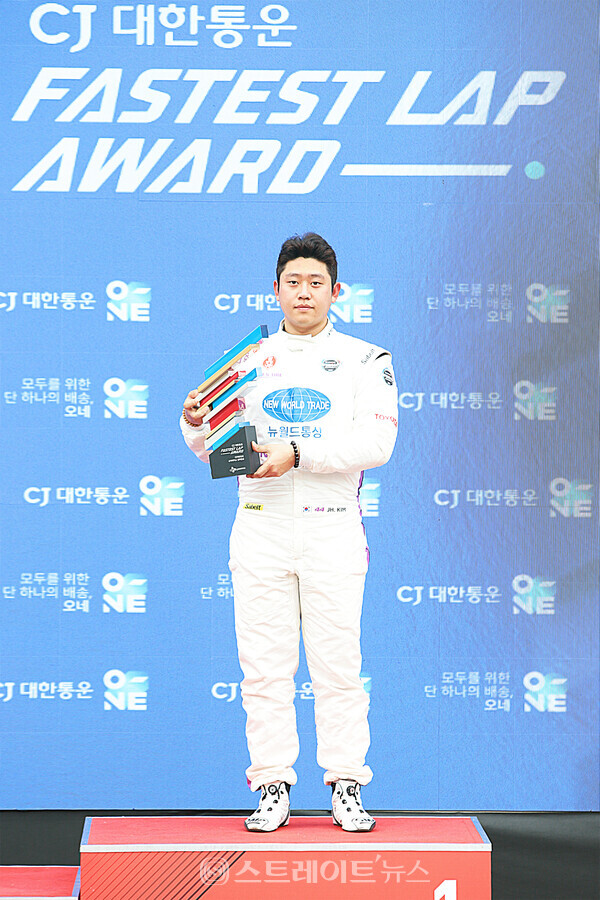 ▲슈퍼 6000 클래스 더블라운드 결승 2경기 연속 패스티스트 랩 타임을 기록한 김재현(넥센-볼가스 모터스포츠)이 수상 트로피를 들고 기념촬영을 하고 있다.(2023 CJ대한통운 슈퍼레이스 챔피언십 2라운드) / 양용은 기자 taeji1368@naver.com