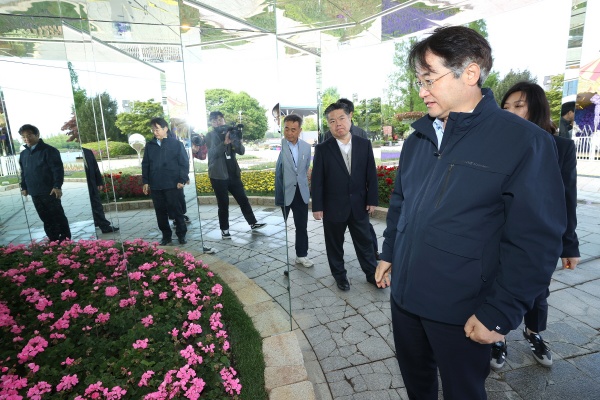이동환 고양특례시장이 일산호수공원 꽃박람회장을 점검하고 있다./사진=고양시청