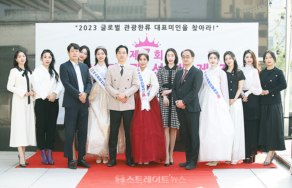 ▲(왼쪽부터) 김희진-설희주-김철규 대표-임시연-미(美) 나은지-김두천 대표-진(眞) 이세린-김민경 회장-도모나가 히로시 소장-선(善) 이혜빈-최송이-전영주-김미라(2023 미스관광선발제전) / 양용은 기자 taeji1368@naver.com