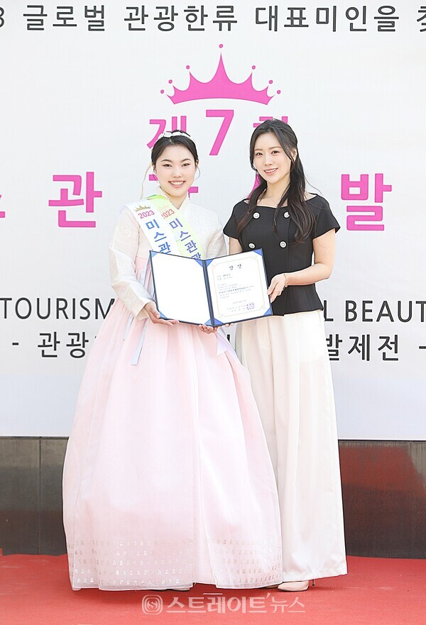 ▲‘2023 미스관광선발제전’ 포토제닉상 수상자 김민진이 시상자로 나온 인플루언서 초이코코 최송이와 포토타임을 가졌다. / 양용은 기자 taeji1368@naver.com