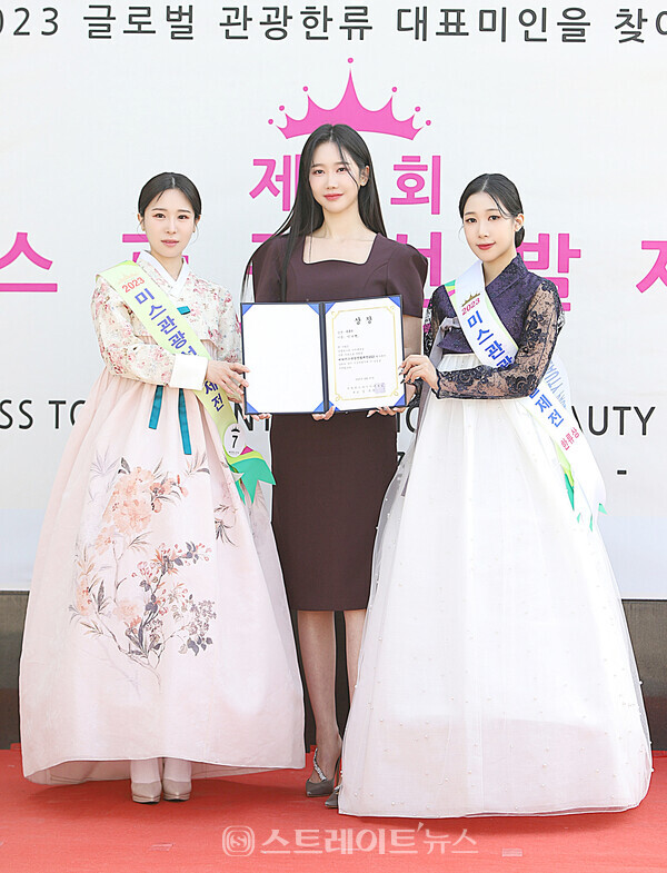 ▲‘2023 미스관광선발제전’ 한류상 공동 수상자 선나현(좌)-이다연(우)이 시상자로 나온 인플루언서 더 오니아 임시연 대표(중앙)와 포토타임을 가졌다. / 양용은 기자 taeji1368@naver.com