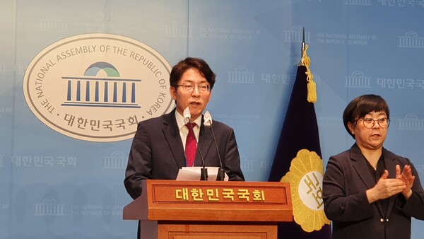 국회사무처 정환철 공보기획관은 5월 1일 오전 11시 20분에 5월 제1주차 국회소통관 정례브리핑을 통해 국회 상임(특)위 일정 등을 발표하고 있다(사진=이제항 선임기자)