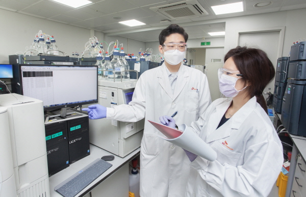 SK케미칼 연구원들이 신약 개발 연구를 진행하고 있다. SK케미칼 제공