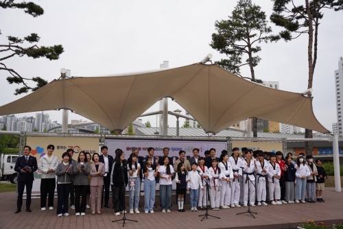 제101회 어린이날 행사 기념식. 김병수 김포시장과 이대훈 전 국가대표 태권도 선수이자 김포시 홍보대사 등 많은 이들이 함께 서서 어린이날 노래를 부르고 있다./사진=김포시청