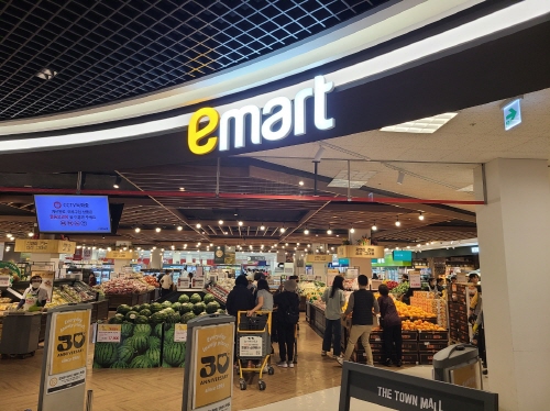 대대적으로 재단장해 개장한 이마트 연수점 전경. [신용수 기자]