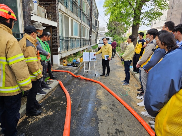 지난해 침수 피해를 입은 사우동의 한 연립에서 실시된 침수사항 가정 실전 복구훈련. 실전과 똑같은 상황을 만들어 훈련 중인 관계자들의 진지한 모습이다./사진=김포시청