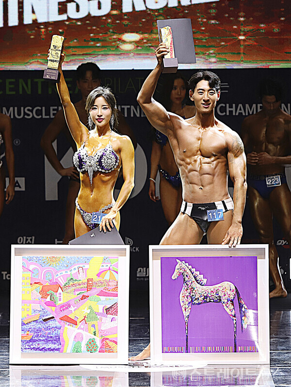 ▲갤러리K의 비너스상과 다비드상을 수상한 김다혜-서지석이 기념촬영을 하고 있다.(2023 맥스큐 머슬마니아 피트니스 코리아 챔피언십) / 양용은 기자 taeji1368@naver.com