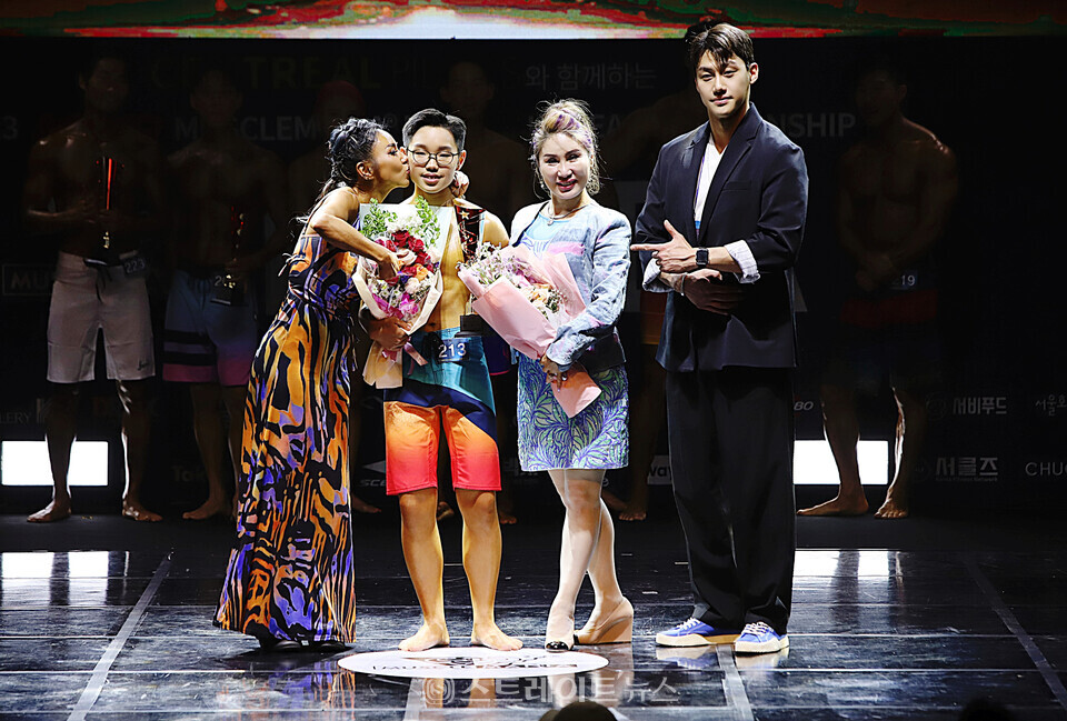 ▲피지크 주니어 시상식 (왼쪽부터) 배은주-김태산-배영의(큰이모)-시상자 조인환(2023 맥스큐 머슬마니아 피트니스 코리아 챔피언십) / 양용은 기자 taeji1368@naver.com