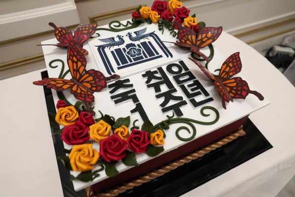 윤석열 대통령이 지난 9일 청와대 영빈관에서 열린 제10회 국제장애인기능올림픽대회 선수단 오찬에서 최창성 선수로 부터 선물받은 취임 1주년 축하 초콜릿 공예품.(사진=연합뉴스)