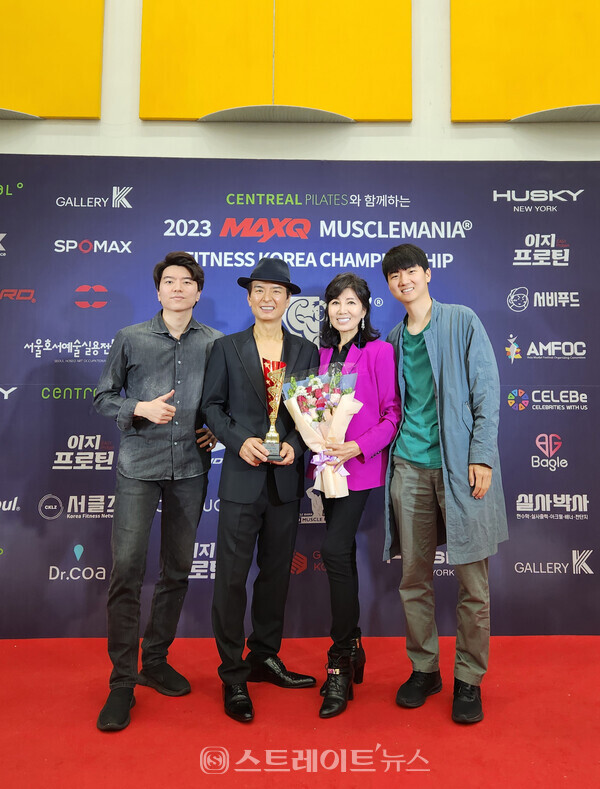 ▲유원희 박사 가족사진(2023 맥스큐 머슬마니아 피트니스 코리아 챔피언십) / 사진=더블유와이치과
