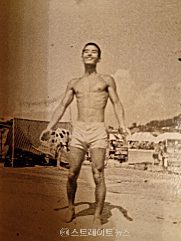 ▲유원희 박사 고교 시절 식스팩 사진 / 사진=더블유와이치과