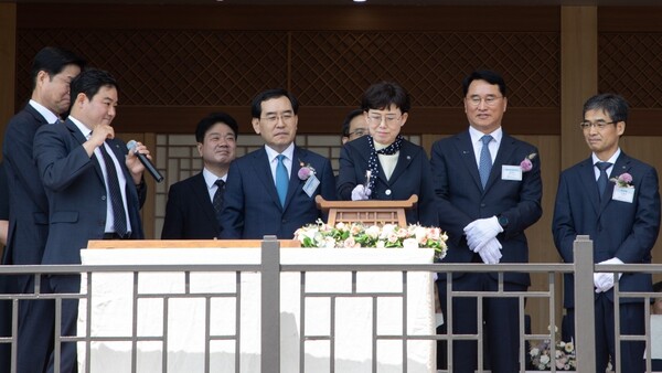 한국가스공사는 5월 10일 현대중공업 울산조선소에서 LNG 벙커링 전용선 ‘BLUE WHALE’에 대한 명명식을 개최하고 있다(오른쪽 세번째 최연혜 가스공사 사장)