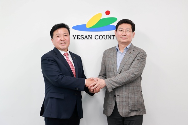 (좌로부터) 최재구 예산군수와 이상일 용인특례시장./사진=용인시청