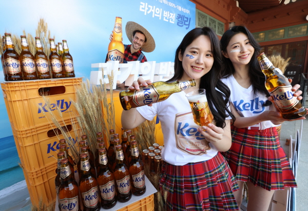 지난 3월 서울 종로구 삼청각에서 열린 하이트진로의 신제품 맥주 '켈리'(Kelly) 출시 기념행사에서 모델들이 맥주를 들고 포즈를 취하고 있다. 연합뉴스