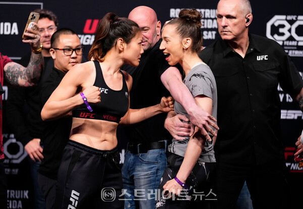 ▲김지연이 지난 13일 ‘UFC 파이트 나이트: 로젠스트루이크 vs 알메이다’ 계체 행사에서 만디 뵘에게 달려들어 신경전을 벌였다. / 사진=UFC