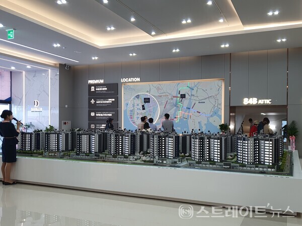 대방건설이 청약 불패의 부산 에코델타시티에서 평강천 수변공원과 맞닿은 쾌적한 입지에 용적률 120%의 저밀도 아파트 '에코델타시티 디에트르 더 퍼스트'(사진 : 모델하우스 내 모형)를 분양, 에코시티 내에서 가장 쾌적한 주거단지를 선보인다.2023.06.17.(사진 이준혁 기자)