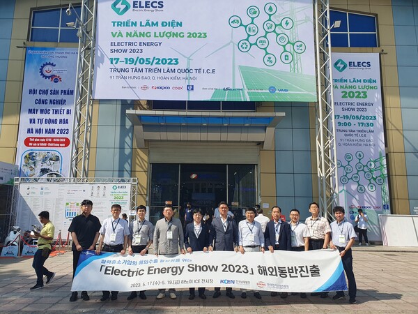 지난 17일부터 19일까지 개최된 ELECS 2023에서 남동발전 시장개척단이 전시회장 앞에서 기념촬영을 하고 있다.