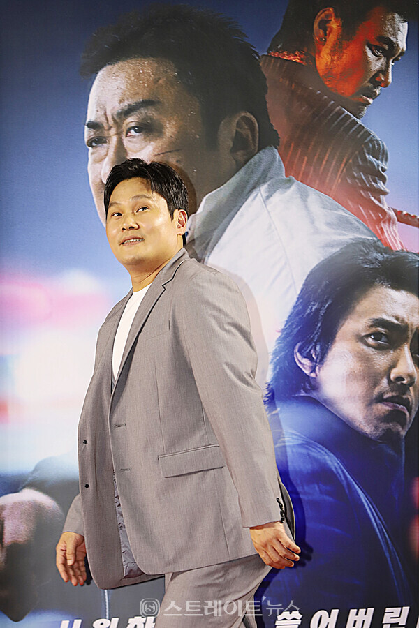 ▲이상용 감독이 지난 22일 오후 서울 강남구 메가박스 코엑스에서 열린 영화 ‘범죄도시3’ VIP 시사회 무대에 입장하고 있다. / 양용은 기자 taeji1368@naver.com