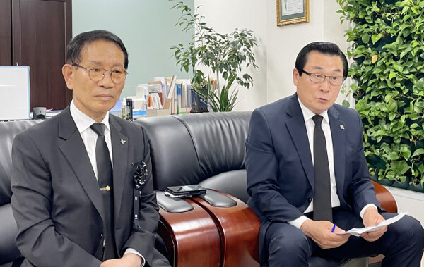 22일 광주광역시 서구 5·18 부상자회 사무실에서 황일봉 5.18부상자회 회장과 정성국 공로자회장이 기자회견을 하고  있다. 이날 두 단체는 술자리 물의를 빚은 김광진 문화경제부시장의 사과와 법인카드 사용에 대해 배임과 사전선거운동 혐의로 고발한다고 밝혔다. (사진=연합뉴스)