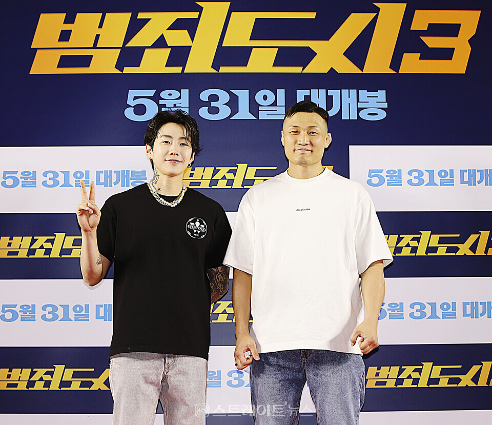 ▲가수 박재범과 격투기 선수 정찬성이 지난 22일 오후 서울 강남구 메가박스 코엑스에서 열린 영화 ‘범죄도시3’ VIP 시사회 포토월 행사에 참석해 포즈를 취하고 있다. / 양용은 기자 taeji1368@naver.com