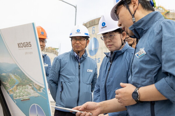 한국가스공사는 5월 17일부터 6월 13일까지 국가핵심기반시설인 5개 LNG기지 등에 대한 집중안전점검을 실시하고 있다. 24일 삼척 LNG 생산기지에서 안전 점검을 실시하고 있는 최연혜 가스공사 사장(오른쪽 두 번째)