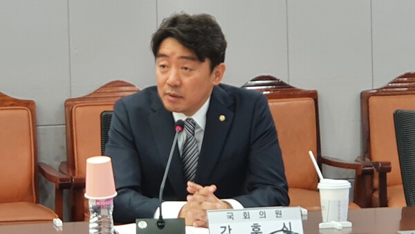 강훈식 의원이 5월 30일 국회의원회관 제2세미나실에서 ‘아동이 행복한 대한민국을 위한 아동기본법 제정 간담회’를 개최하고 있다(사진=이제항 선임기자)
