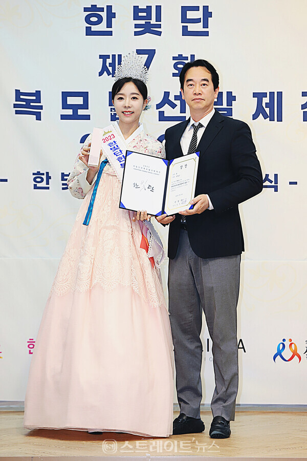 ▲‘한빛단 한복모델 선발제전 2023’ 진(眞) 수상자 장혜진이 시상자 모델리스타 인터내셔널 김두천 대표와 기념 촬영을 하고 있다. / 양용은 기자 taeji1368@naver.com