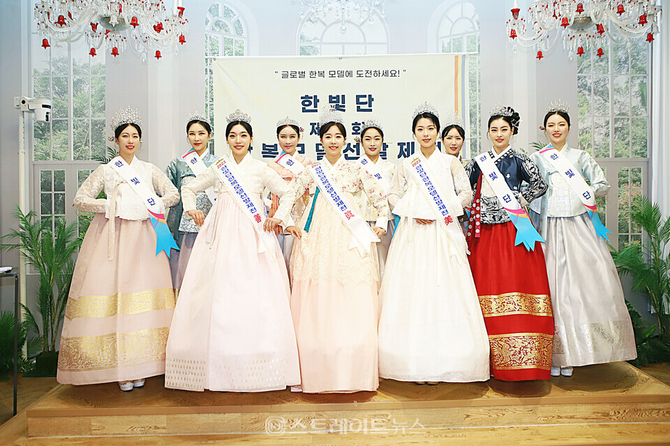 ▲(왼쪽부터) 김희진-황혜림-선(善) 김진아-강정인-진(眞) 장혜진-김미라-미(美) 김민재-우수정-전영주-최정윤(2023 한빛단 한복모델 선발제전) / 양용은 기자 taeji1368@naver.com