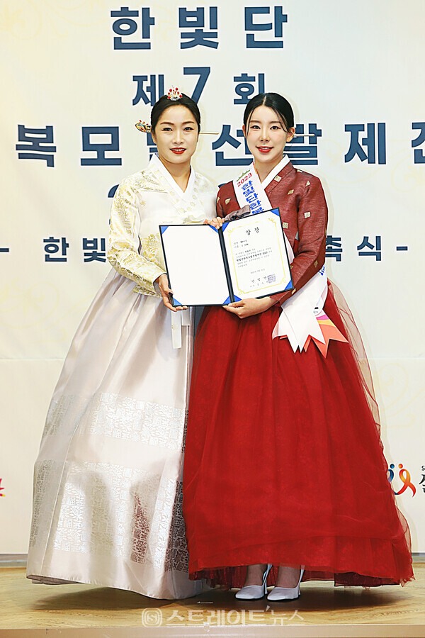 ▲‘한빛단 한복모델 선발제전 2023’ 포토제닉상 수상자 고주희와 시상자 ‘2023 한빛단한복모델선발제전’ 진(眞) 김미라가 기념 촬영을 하고 있다. / 양용은 기자