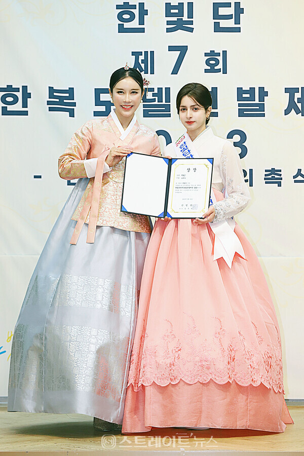 ▲‘한빛단 한복모델 선발제전 2023’ 한류상 수상자 파트메와 시상자 ‘2021 미즈모델코리아선발대회’ 미(美) 강정인이 기념 촬영을 하고 있다. / 양용은 기자 taeji1368@naver.com