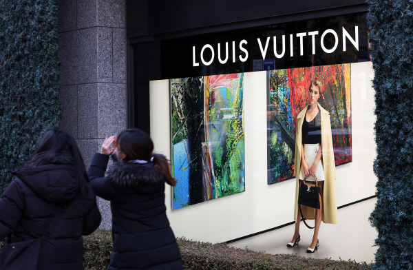 코로나19 팬데믹에도 성장을 이어온 백화점 명품 소비가 엔데믹 시대를 맞아 감소하고 있다. 사진은 서울의 한 백화점 루이비통 매장. 연합뉴스