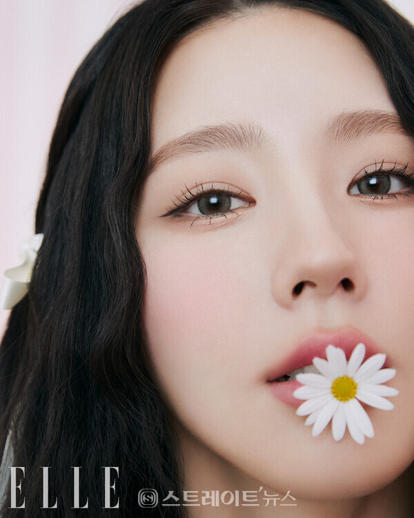(여자)아이들 미연, 감탄 부르는 완벽 미모…러블리 화보 공개 (여자)아이들 미연, 감탄 부르는 완벽 미모…러블리 화보 공개