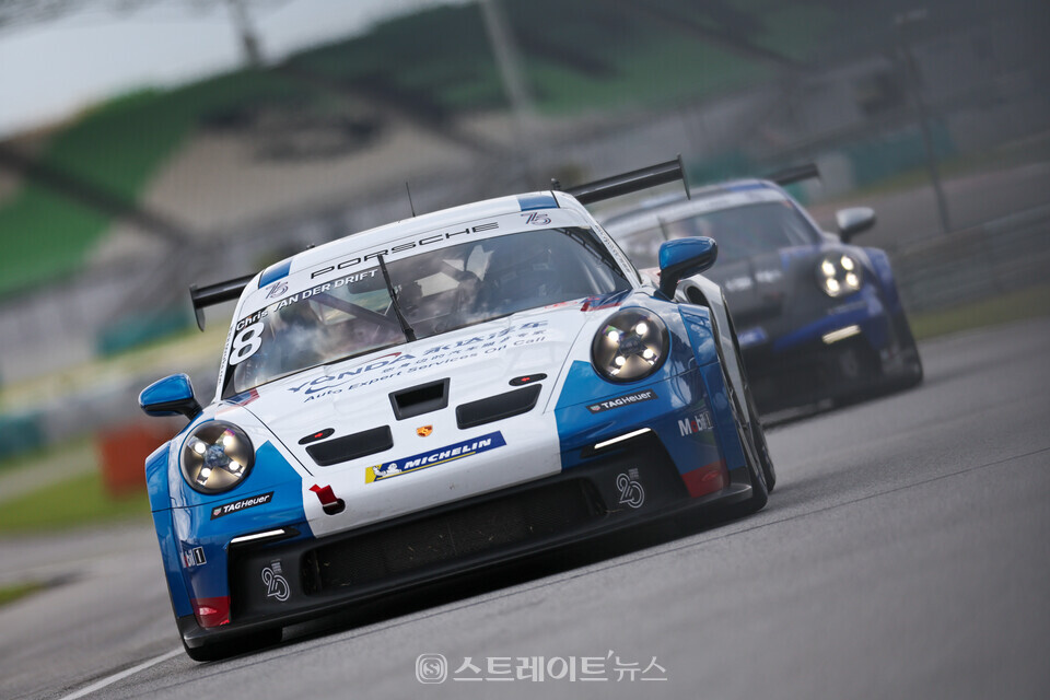 ▲지난 4월 말레이시아 세팡 인터내셔널 서킷에서 개막한 포르쉐 카레라 컵 아시아 경기 중 크리스 반 더 드리프트의 차량 / 사진=슈퍼레이스