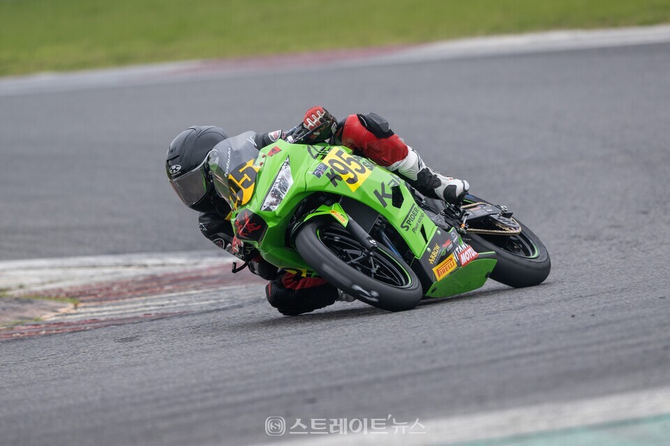 ▲지난 4월 영암 인터내셔널 서킷 상설 코스에서 진행된 가와사키 닌자 컵 1라운드 모습 / 사진=슈퍼레이스