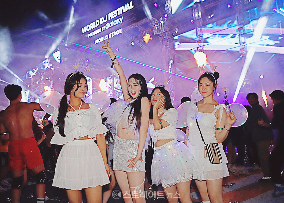 ▲‘2023 월드 디제이 페스티벌-서울’ 을 찾은 요정 코스프레를 한 EDM 마니아들이 포즈를 취하고 있다. / 양용은 기자 taeji1368@naver.com