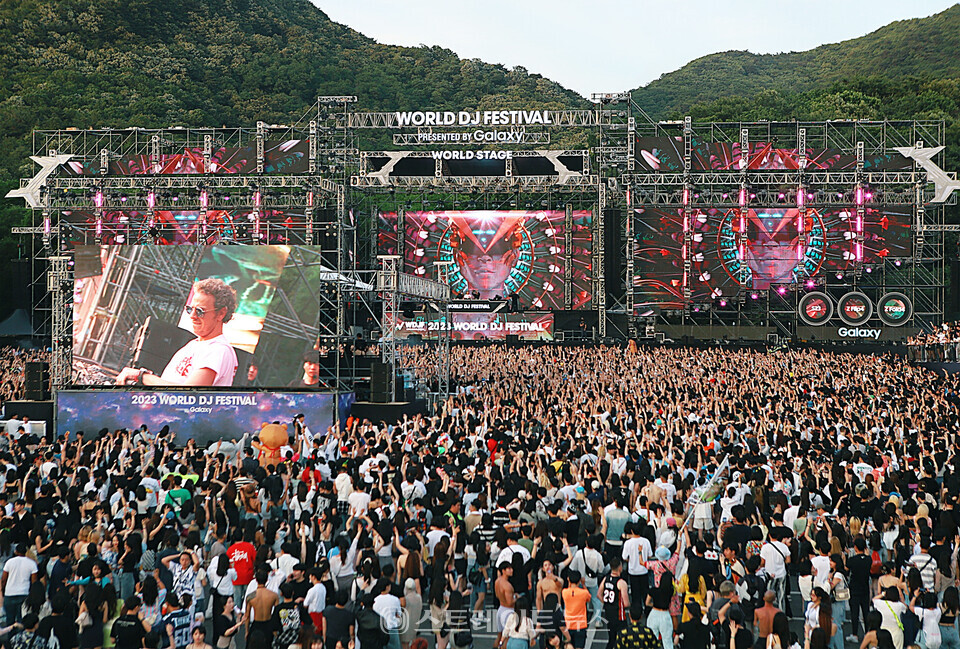 ▲지난 3일(토) 경기도 과천시 서울랜드에서 열린 ‘2023 월드 디제이 페스티벌-서울’이 축제 이틀째를 맞은 가운데, EDM 마니아들의 발길로 인산인해를 이루고 있다. / 양용은 기자 taeji1368@naver.com